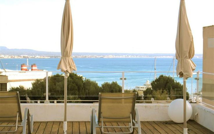 Tranquilidad y relax en la terraza del hotel en Palma de Mallorca atmosfera relajante con vistas