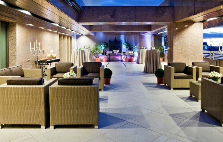 Terraza espaciosa con vistas de la suite de lujo lujo glamour suite hotel madrid