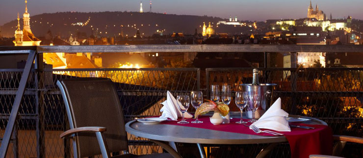 Cena romántica en la terraza privada con vistas a la ciudad