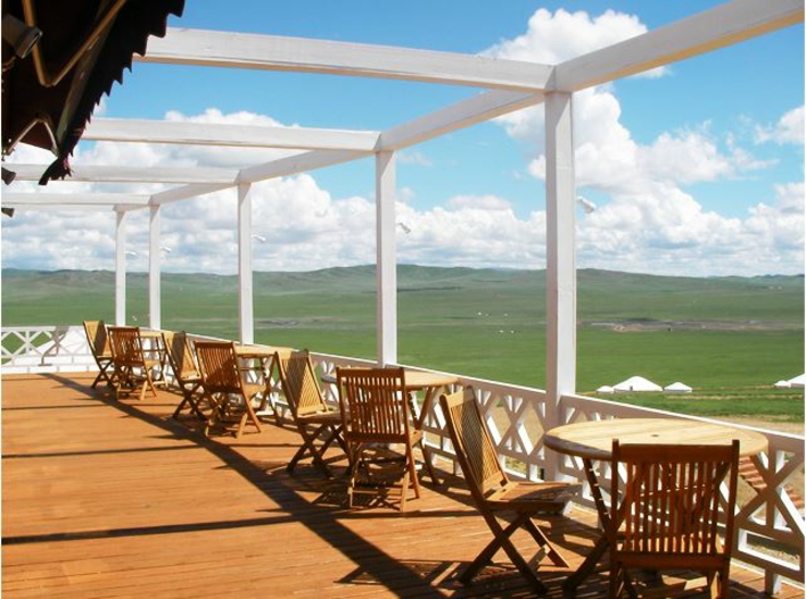 Se puede tomar un té en la terraza abierta con vistas fantásticas sobre la pradera relax hs-khaan-resort-hotel-mongolia