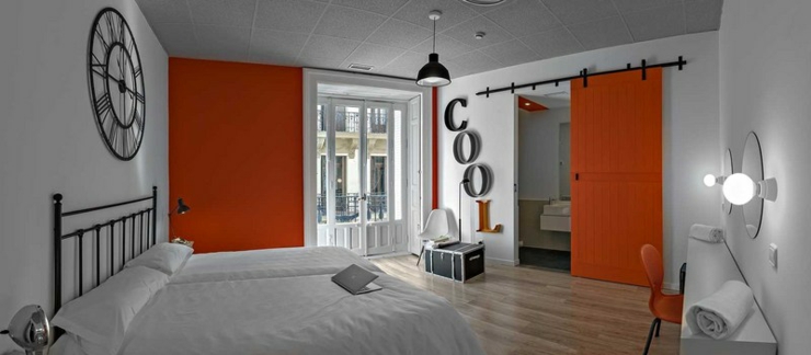 Algunas habitaciones de este hostal en Madrid cuentan con balcón y un baño privado