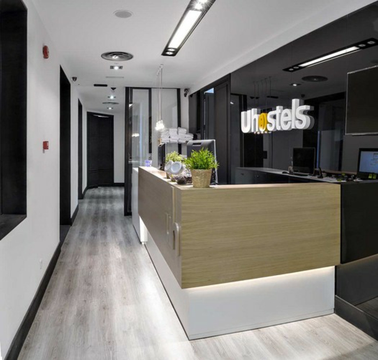 La recepción de este hostal en Madrid que ofrece servicio 24 h. del día