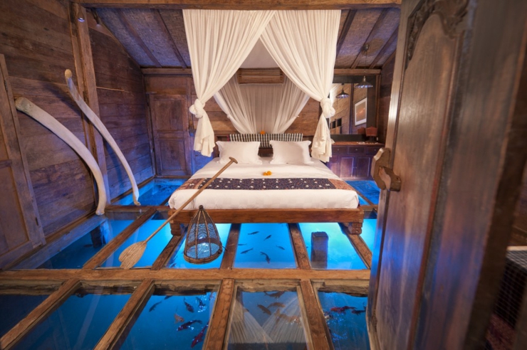 El suelo de cristal de Udang House permite a sus visitantes sentirse durmiendo en un acuario udang house dormir acuario