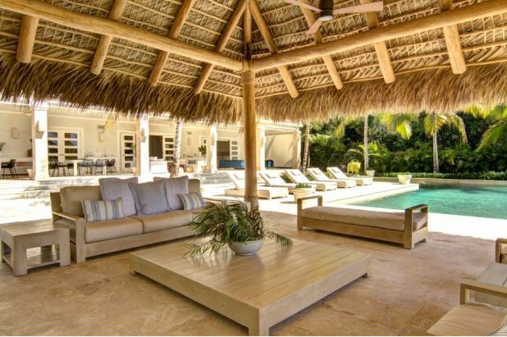 La villa dispone de terraza y piscina privada