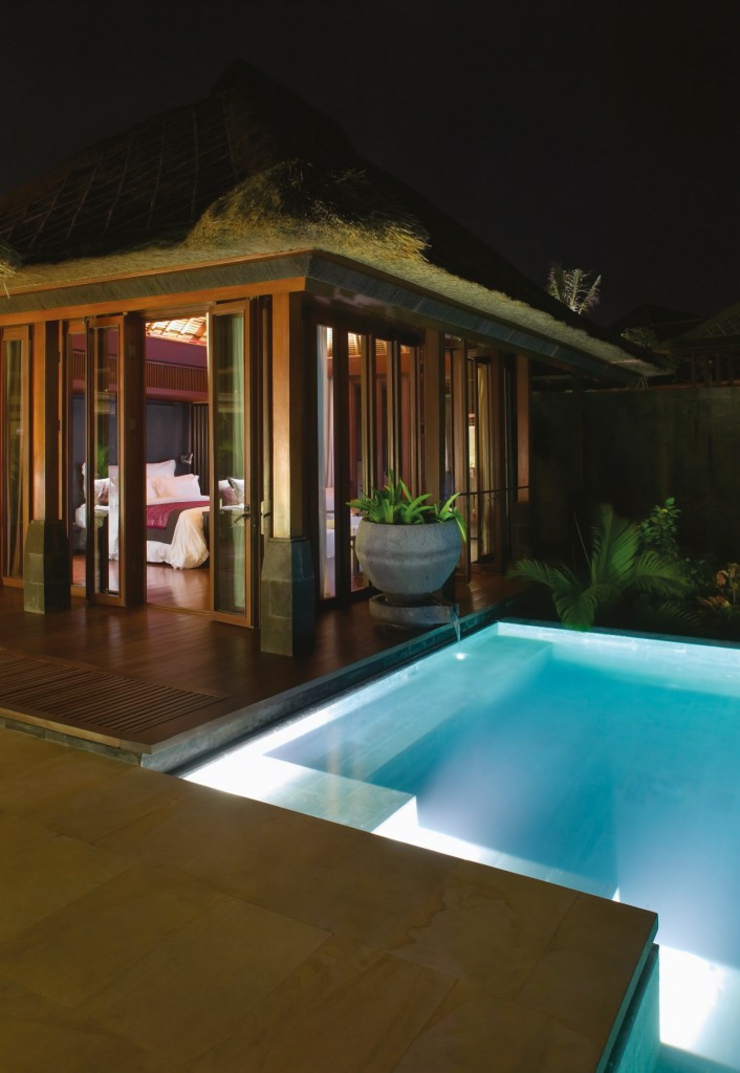 Cada una de las lujosas villas de este hotel en Bali cuenta con piscina y jardín privados mansion lujo chic glamour