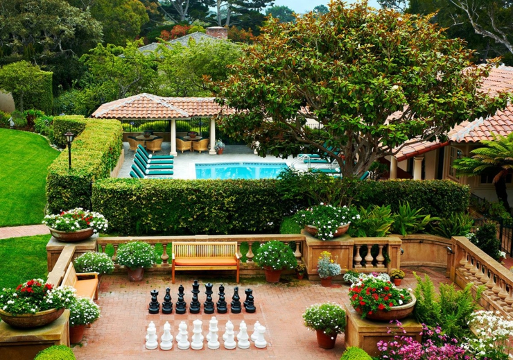 Coqueta piscina al aire libre en hotel boutique en California patio piscina externa