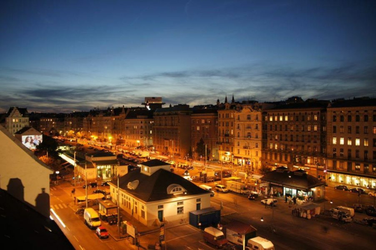 Vistas a la ciudad de Viena desde el interior hostal moderno vistas mercado