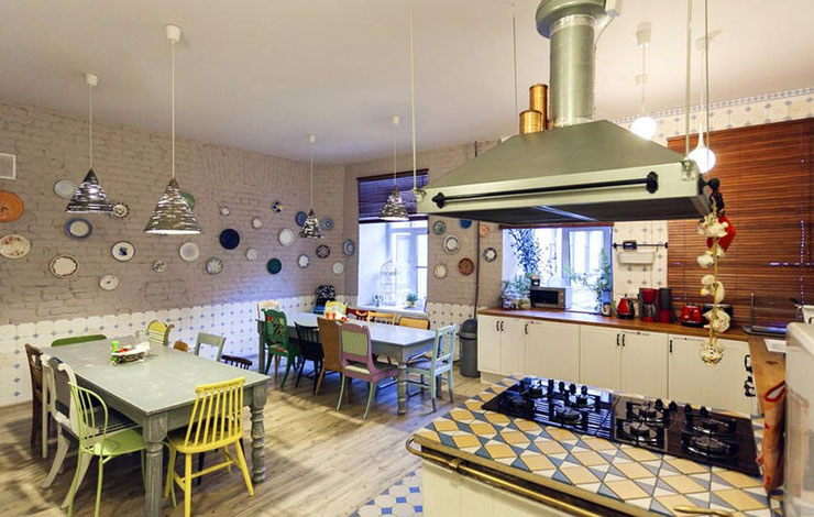 Cocina equipada con zona de comedor en simpático hostal en San Petersburgo cocina comedor soul kitchen hostel